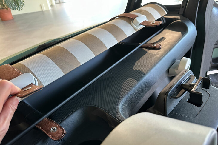 ダッシュボード上部のトレイには横長のフタが付いている。