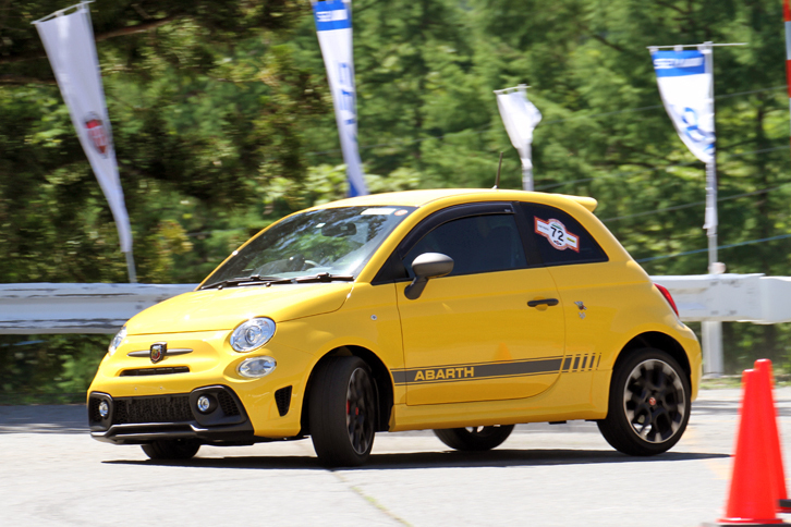 最新仕様の2017年モデルという「アバルト595」。