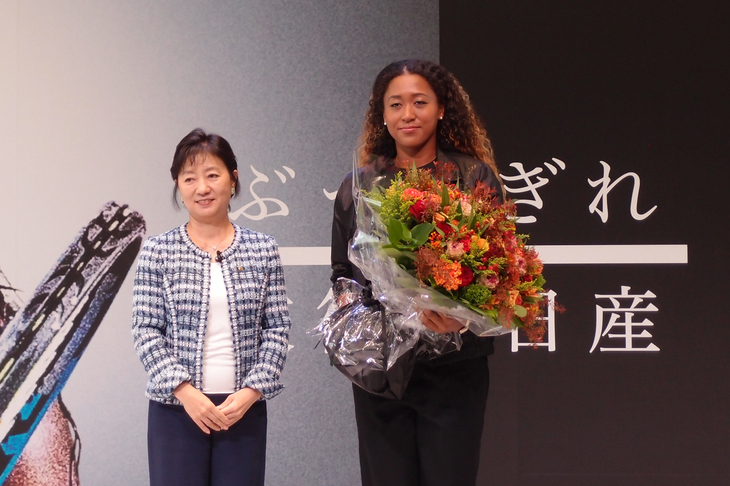 ブランドアンバサダー就任発表会に臨む、大坂なおみ選手（写真右）と、日産自動車の星野朝子専務（同左）。