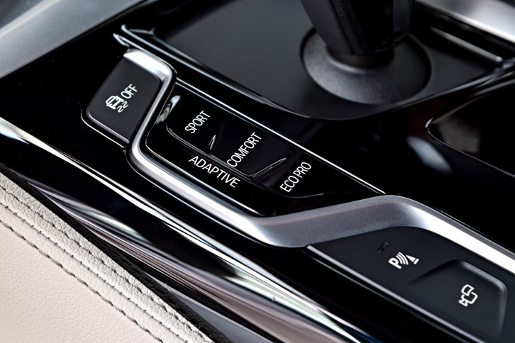 シフトセレクターの脇に備わる走行モードの切り替えスイッチ。「BMW 5シリーズ」では、ハンドル位置に応じてセンターコンソールも右ハンドル用、左ハンドル用と作り分けられているため、操作に違和感を覚えることがない。