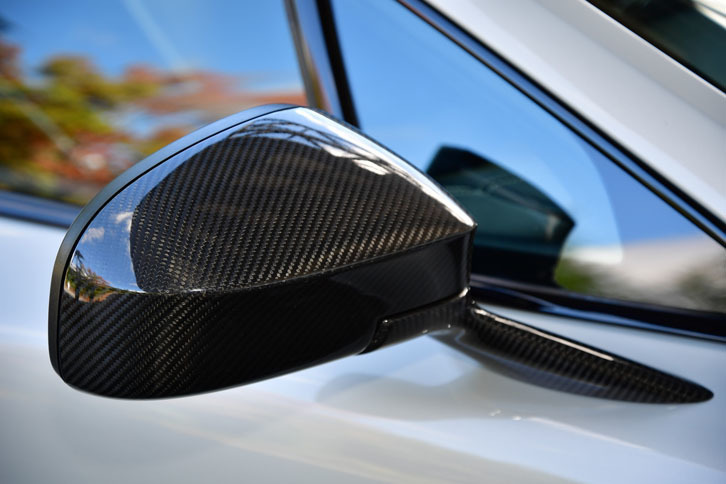ドアミラーカバーもカーボン製。