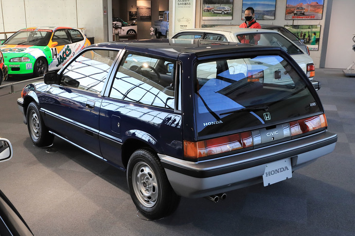 3代目「シビック」の登場は1983年（展示車両は1984年製「25i」）。空力特性に優れたロングルーフデザインは、日米のデザインスタジオによるコンペティションによって生まれたもので、最終的には日本案が採用された。