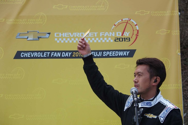 ショートサーキットで行われたサーキットタクシーは、プロのレーシングドライバーが運転する「カマロ」または「コルベット」に同乗できるというプログラム。厳正なる抽選で同乗者が決められた。