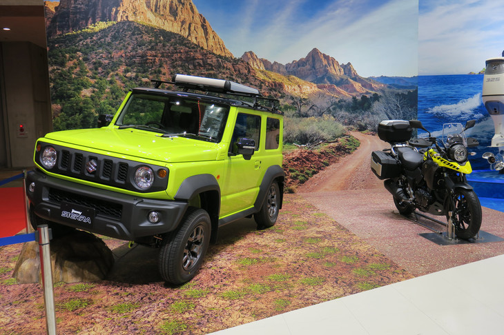 「ジムニーシエラ」（左）と「Vストローム250 ABS」（右）。