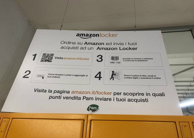アマゾンロッカーの上部にある、使用法を説明するボード。