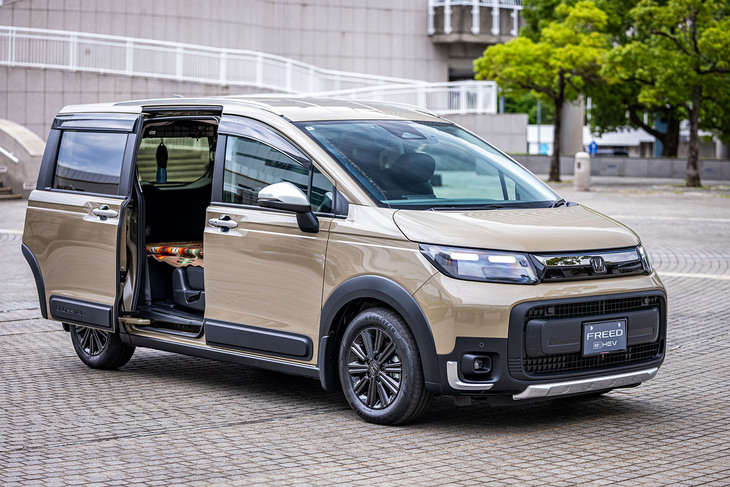 アウトドアテイストを盛り込んだ「クロスター」は、前後フェンダーにホイールアーチプロテクターを装着するエクステリアデザインが特徴。「エアー」の外寸が全長×全幅×全高＝4310×1695×1755mmであるの対して、クロスターは全幅が25mm広い1720mmとなる。