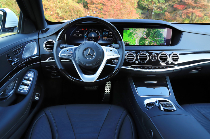 4WD車「S400d 4MATIC」のハンドル位置は左のみ。なお、FR車「S400d」の場合は右ハンドルのみとなる。それぞれのロングホイールベース版も同様。