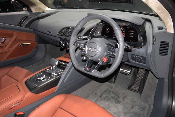 「R8 V10プラス クーペ 5.2 FSIクワトロ」のインテリア。メーターにはデジタル表示の「アウディバーチャルコックピット」が全車標準装備される。
