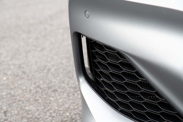 フロントバンパーの両サイドには、エアカーテンをつくり出して車両の安定性を高めるスリットが設けられている。