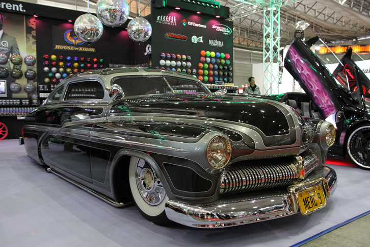 SHOWUPグループ＆SIGNALの「CALTREND MERCURY」。ローダウン＆チョップトップしたボディーにすばらしいカスタムペイントが施された1949年「マーキュリー」。
