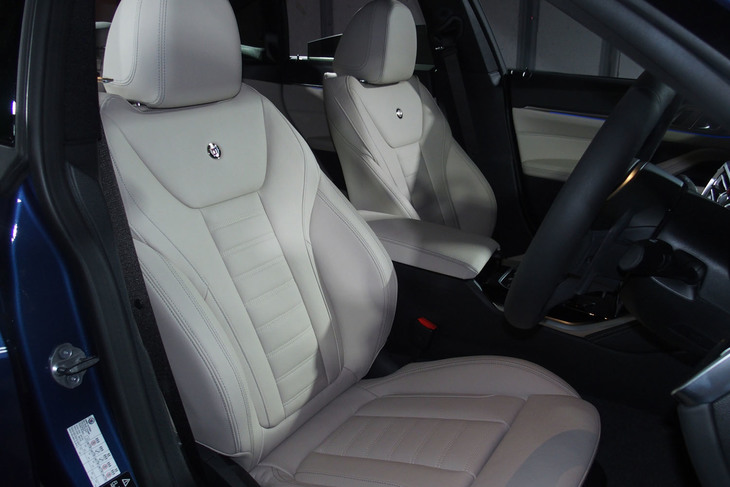 アルピナのメタルエンブレムがバックレストに備わるシート。インテリア表皮を、ラバリナレザーで統一することもできる。