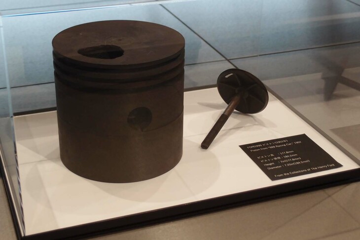 「フォード999」の排気量は、なんと18.9リッター。車体の隣に展示されたピストンの直径は184.2mmもある。