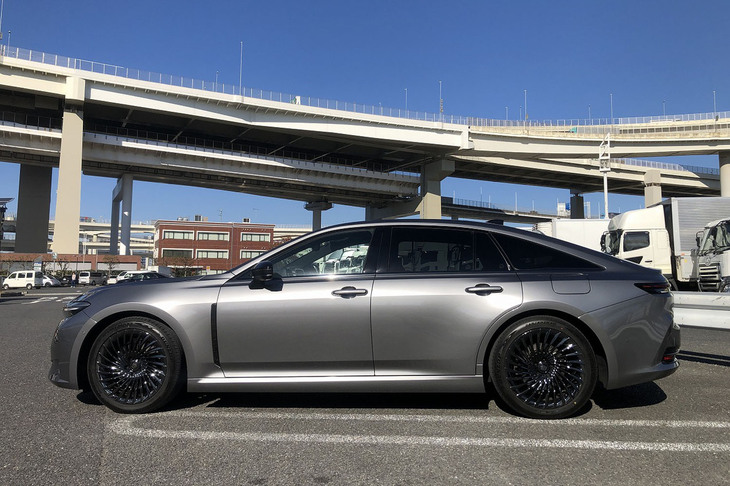 「クラウン セダン」のサイドビュー。時代の流れに合わせたシンプルなサイドパネル面で、目立ったラインはない。ボディーサイズは全長×全幅×全高＝5030×1890×1475mmで、ホイールベースは3000mm。