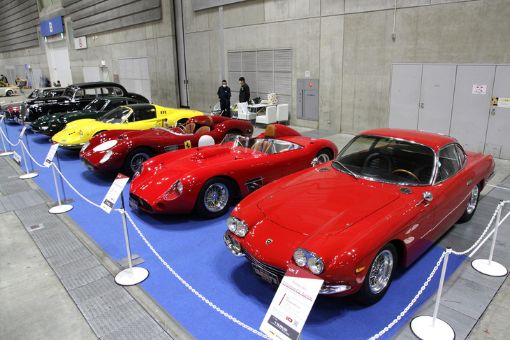 右端の1966年「ランボルギーニ400GT」をはじめ希少車が並んだオートショップ タキーズの出展車両。