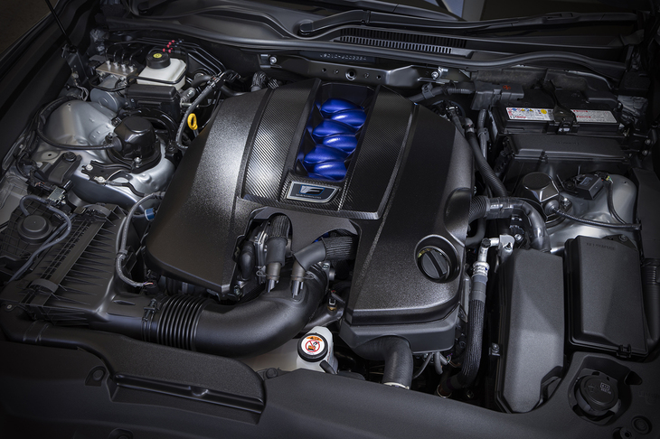 5リッターV8自然吸気エンジンは最高出力481PS、最大トルク535N・mを発生。ムービングパーツの質量合わせやシリンダー径のミクロン単位での調整などが施されたスペシャルなユニットだ。