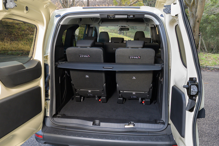 3列目使用時の荷室。掃き出しからシート背面までの距離は50cmほど。