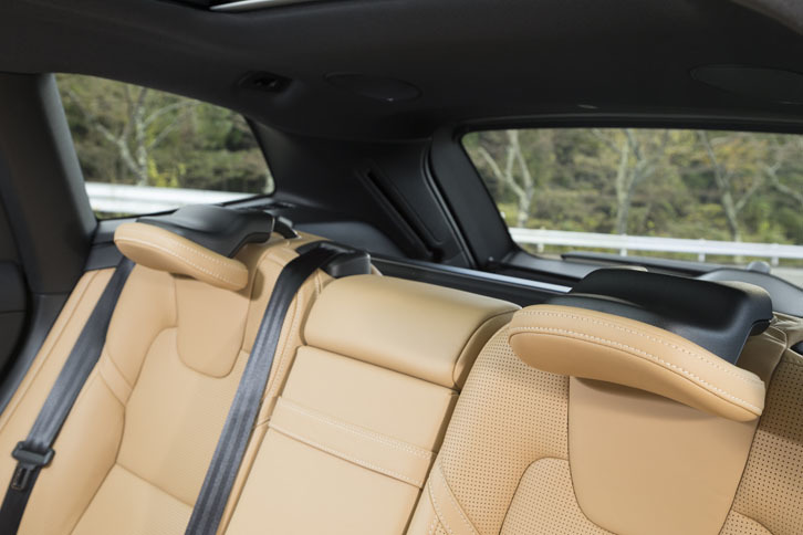 「XC60」では、後部左右席のヘッドレストをワンタッチで畳むことができる。ドライバーの後方視界を確保するための機能である。