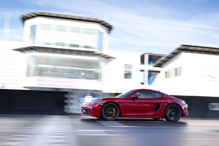 「718ケイマンGTS 4.0」の価格は1072万円。こちらも17色のボディーカラーが設定されている。