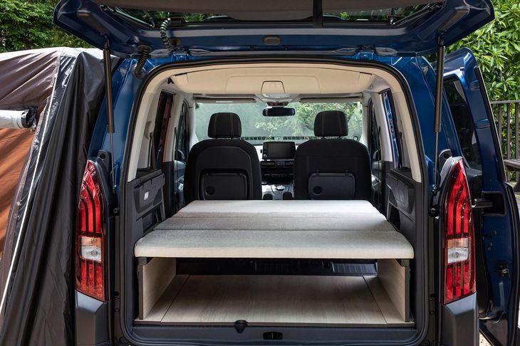 「ベッドキット」はキャンピングカーを専門に扱うRVLandとの共同開発によるもの。リフターを改造することなく室内スペースを無駄なく利用し、全長1800×全幅1200mmの広々としたサイズのベッドスペースを実現。床下には高さ270ｍｍのスペースを確保している。2021年7月下旬発売予定（価格未定）。