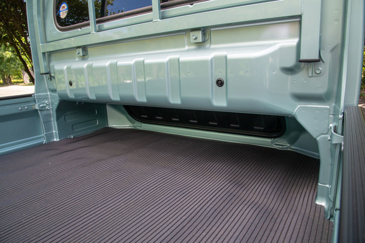 荷台の前側は、写真のようにキャビンの下まで続いており、脚立やみち板（オートブリッジ）なども積むことができる。