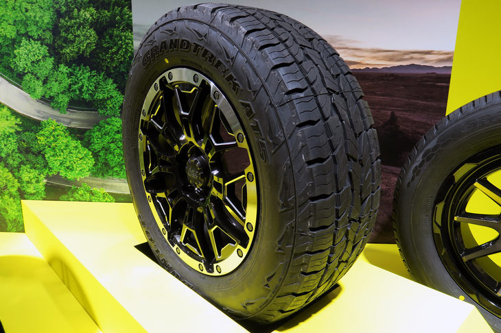 SUV用タイヤの「グラントレックAT5」。オンロードとオフロードの両方の性能を重視した、オールテレインタイヤだ。
