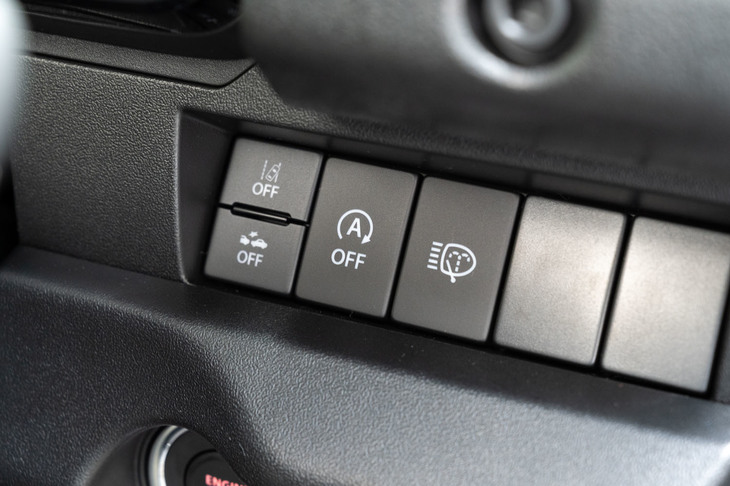 2022年6月の改良ではMT車にアイドリングストップ機構を搭載（発売は同年7月）。クラッチを切ってギアをニュートラルに入れ、クラッチペダルから足を離すとエンジンが切れる。