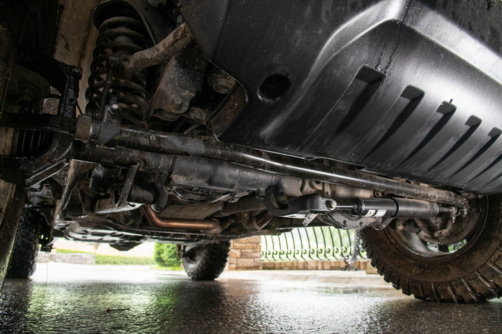 サスペンションは前後ともにコイルリジッド式。ストロークを長くとれ、高いロードホールディング性を発揮する。