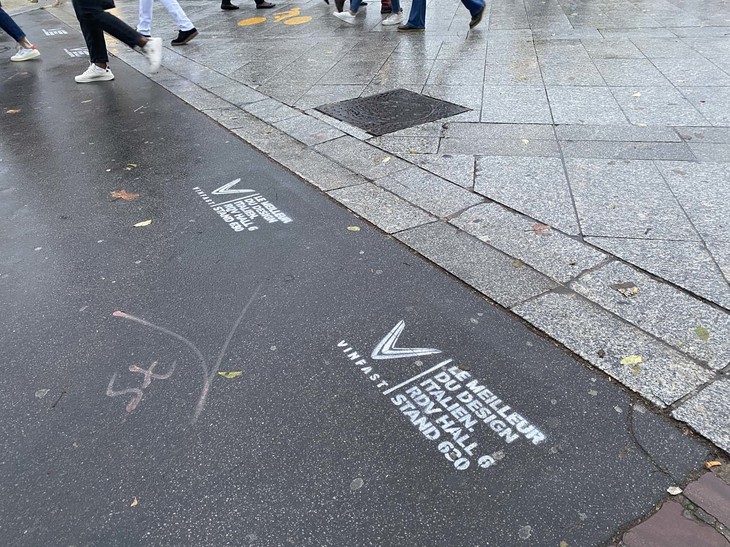 ベトナムのヴィンファストが周辺の一般公道上に展開した“ゲリラ広告”。「最高のイタリアンデザイン。出会いは、第6ホール630番スタンドで」と記されている。