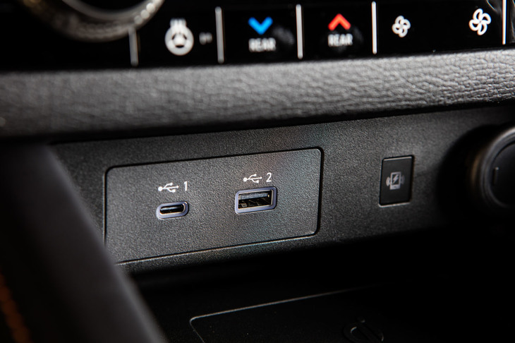 三菱アウトランダー（USBソケット）