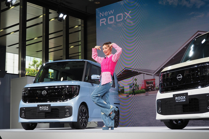 新型「日産ルークス」のCMに出演するタレントの仲 里依紗さん。会場でCMにも登場する“見えルークス”ポーズを披露した。