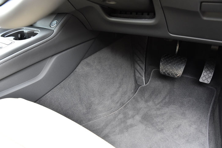 新型では運転席側のセンタートンネルの張り出しが小さくなり、左足周辺の窮屈さが改善された。