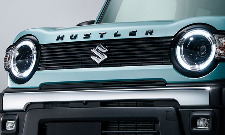 専用フロントグリルやメッキバンパーガーニッシュが目を引く「ハスラー タフワイルド」のフロントフェイス。LEDヘッドランプは標準仕様の「ハスラー」と同デザイン・同機能のものが採用される。