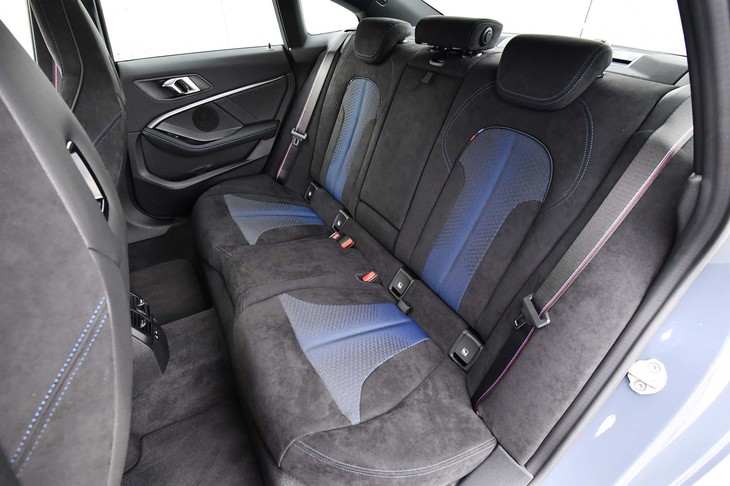FFの駆動方式により、車内のスペースにはゆとりが生まれた。後席の足元スペースは、ボディーサイズの近い「2シリーズ クーペ」のものより3cm以上広がっている。