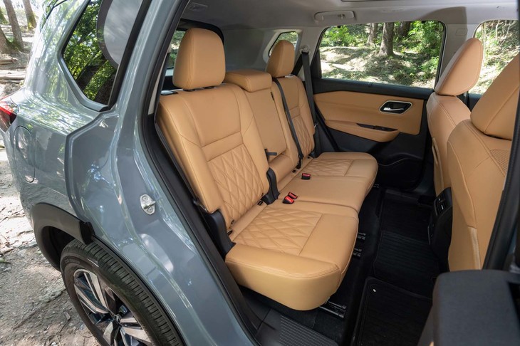 後席は60：40の分割式で、それぞれ個別に座面の前後スライド調整が可能。中間グレード「X」の4WD車にのみ3列シート仕様が設定されている。
