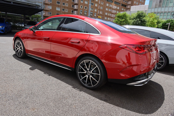 「CLA／CLAシューティングブレーク with EQテクノロジー」の価格帯は668万円から798万円まで。購入に際しては、クリーンエネルギー自動車導入促進補助金（CEV補助金）98万円が適用される。
