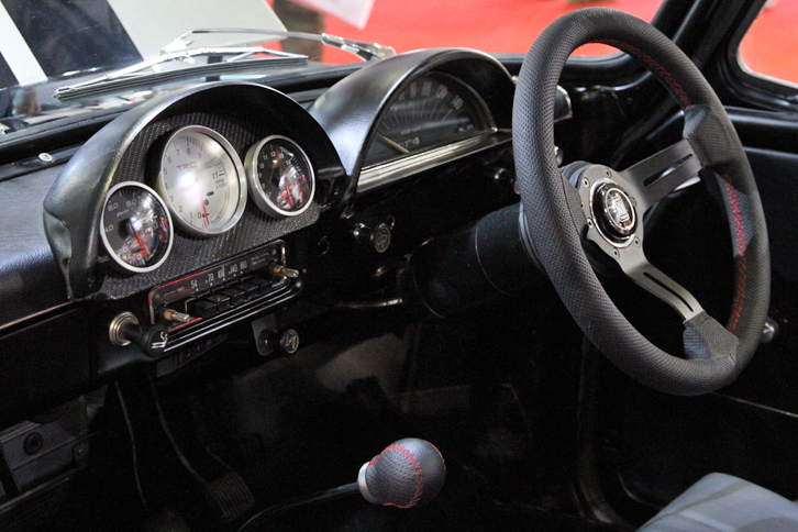 純正でツインキャブエンジンを搭載した「パブリカ」のスポーツモデル（コンバーチブル、デタッチャブルトップ、スーパー）には、エンジン回転計を含む円形3連メーターが装着されていた。だが、この「パブリカGT」のベースである「デラックス」は速度計を中心とする扇形のコンビネーションメーターのみ。そこで同じような扇形のメーターナセルを追加し、メーターを増設したアイデアはナイス。