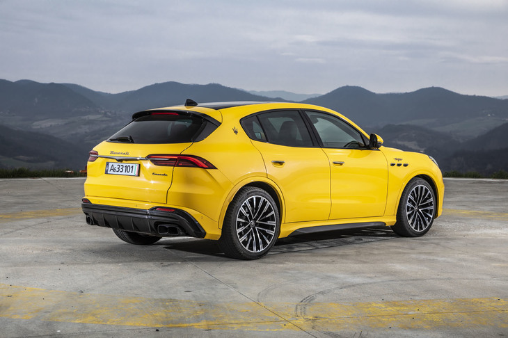 「グレカーレ」のトップモデル「トロフェオ」のボディーサイズは全長×全幅×全高＝4859×1979×1659mm、ホイールベースは2901mm。ラインナップする3モデルのなかで、車高が最も低い設定になっている。