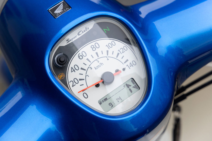 新デザインのメーターパネル。燃料計と走行距離計は廃止され、代わりに、これらの機能や時計、燃費計、シフトインジケーターなどの機能を統合した、シンプルなインフォメーションディスプレイが新設された。