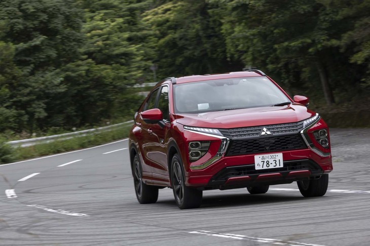 駆動方式は三菱独自のツインモーター式4WD。アクセル操作に対するレスポンスの鋭さが光る。
