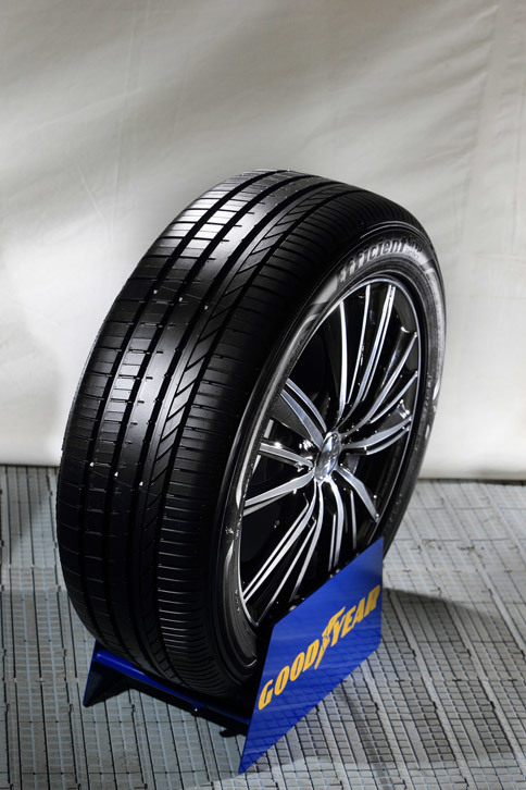 乗用車用タイヤの新製品「エフィシエントグリップ コンフォート」。「イーグルLS EXE」の後継を担うコンフォートタイヤで、世代交代に伴い、属するブランドも「イーグル」から「E-グリップ」に変更されることとなった。