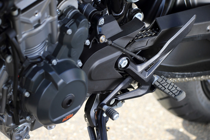 変速機構にはクラッチ操作なしでアップシフト／ダウンシフトが可能な「クイックシフター＋」を採用。サーキットユースも想定しており、簡単なパーツの追加だけで“逆シフト”とすることができる。