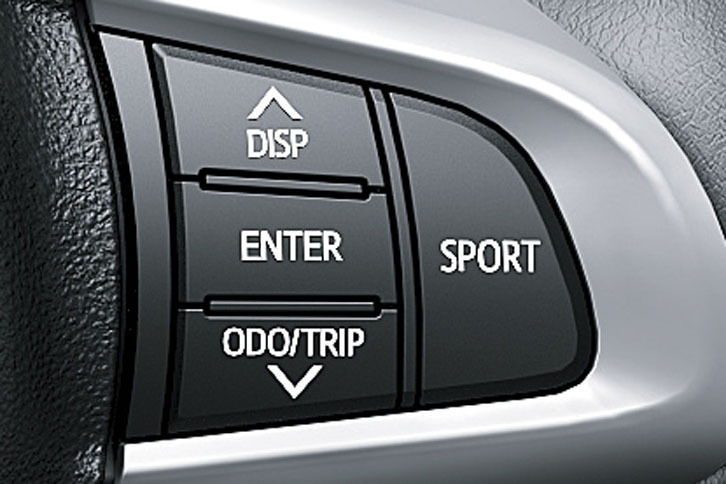 ステアリングホイールに備わるスポーツモードのスイッチ（右）。上のスイッチではマルチインフォメーションディスプレイの表示内容を切り替えられる。