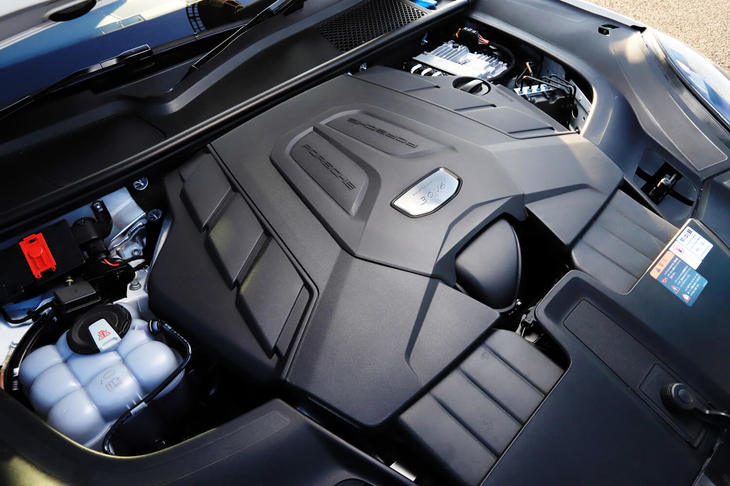 「カイエン」に搭載される3リッターV6ターボエンジン。1340rpmの低回転域から450Nmの最大トルクを発生する。