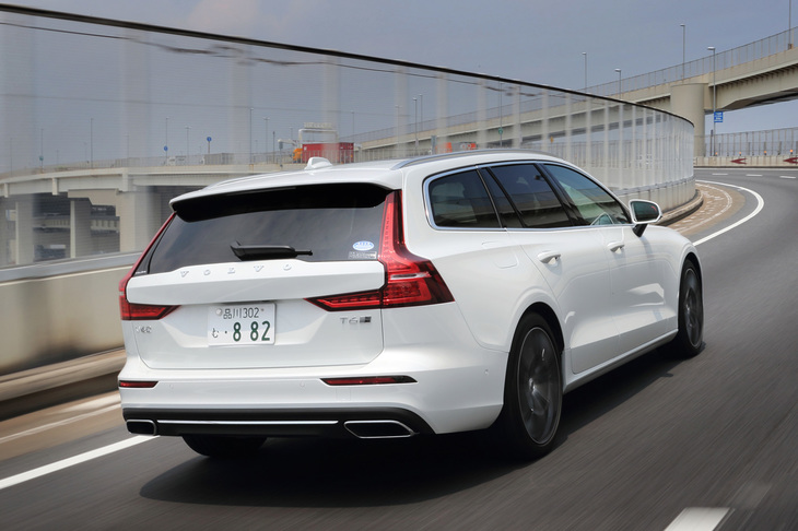 ボルボのスタッフいわく、「『T6 Twin Engine AWD』の実燃費は純ガソリン車の『T5』より2割ほどよい」とのこと。電動パワートレインならではの走りとも相まって、外部充電をせず、普通のハイブリッドカーとして使っても十分に魅力的なクルマといえそうだ。