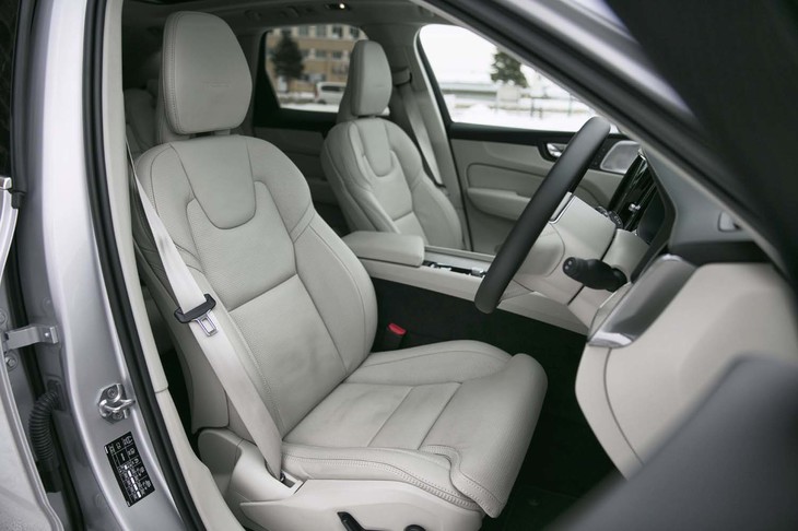 「T8 Twin Engine AWDインスクリプション」の運転席および助手席には、電動調節機構やシートヒーターのほか、マッサージ機能も備わる。