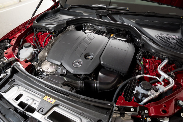 パワーユニットは最高出力197PS／最大トルク440N・mを生み出す2リッター4気筒ディーゼルターボの「OM654M」エンジン。23PS／200N・mのアシスト能力を持つマイルドハイブリッドが付いている。