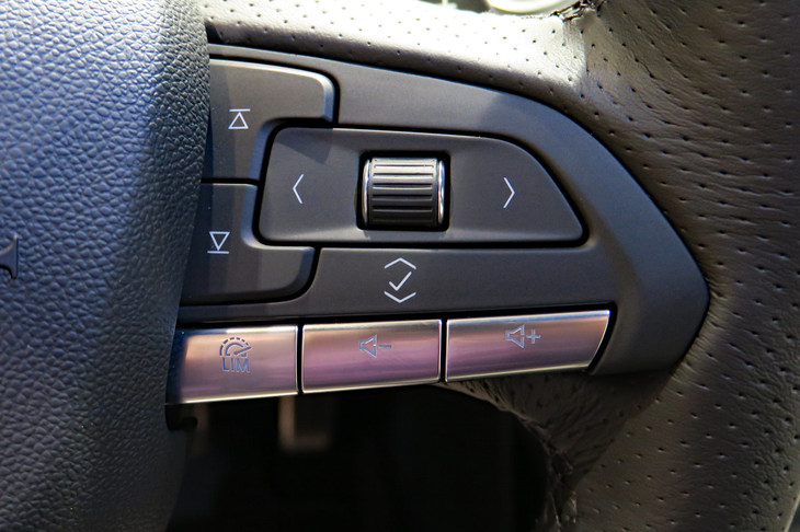 キャデラックXT4スポーツ（ステアリングスイッチ）