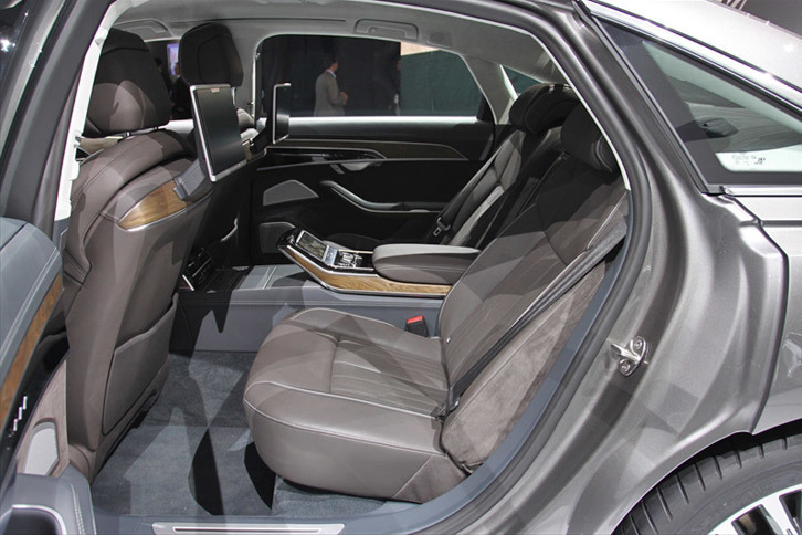 アウディA8 L（リアシート）