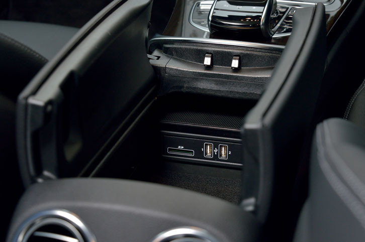 フロントの左右座席間にあるひじかけの下は、小物の収納スペースになっている。SDカードの挿入口やUSBコネクターは標準装備。