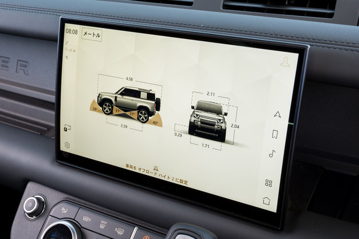 オフロード走行の目安になる各種アングルや最低地上高などはセンタースクリーンで確認できる。ドライブモードを変えたり車高を上げたりすると、それに応じて画面表示も変わる。